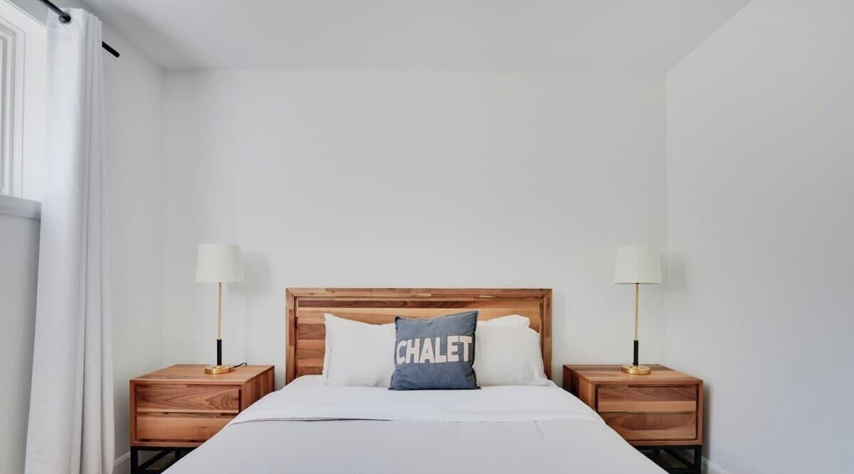 Tabla de planchar con plancha, wifi y ropa de cama 