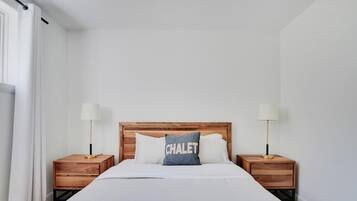 Tabla de planchar con plancha, wifi y ropa de cama