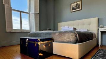 Tabla de planchar con plancha, wifi y ropa de cama