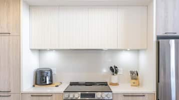 Wasserkocher mit Kaffee-/Teezubehör, Kühlschrank, Mikrowelle, Ofen