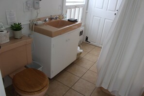 Haartrockner, Handtücher, Seife, Toilettenpapier