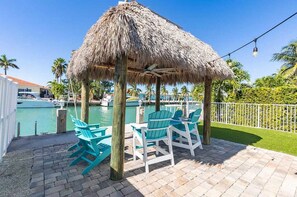 Outdoor dining - Happy Manatee - 3 bed/2 bath 1/2 duplex home waterfront with 37 ft dockage in Key Colony Beach, with Cabana Club private membership (Key Colony Beach)