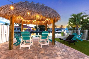 Terrace/patio - Happy Manatee - 3 bed/2 bath 1/2 duplex home waterfront with 37 ft dockage in Key Colony Beach, with Cabana Club private membership (Key Colony Beach)