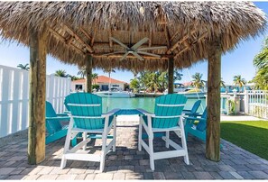Outdoor dining - Happy Manatee - 3 bed/2 bath 1/2 duplex home waterfront with 37 ft dockage in Key Colony Beach, with Cabana Club private membership (Key Colony Beach)