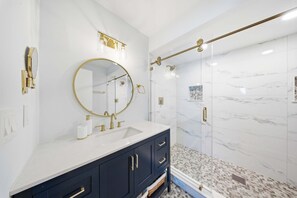 Shower, hair dryer, towels, shampoo - Sea Dreams on 9, 3 bedroom 3 bath 1/2 duplex, Private Pool in Key Colony Beach waterfront with 37 ft dockage and cabana club private membership, pool table and putting green. (Key Colony Beach)