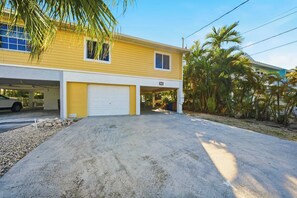 Exterior - Sea Dreams on 9, 3 bedroom 3 bath 1/2 duplex, Private Pool in Key Colony Beach waterfront with 37 ft dockage and cabana club private membership, pool table and putting green. (Key Colony Beach)