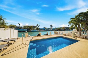 Pool - Sea Dreams on 9, 3 bedroom 3 bath 1/2 duplex, Private Pool in Key Colony Beach waterfront with 37 ft dockage and cabana club private membership, pool table and putting green. (Key Colony Beach)