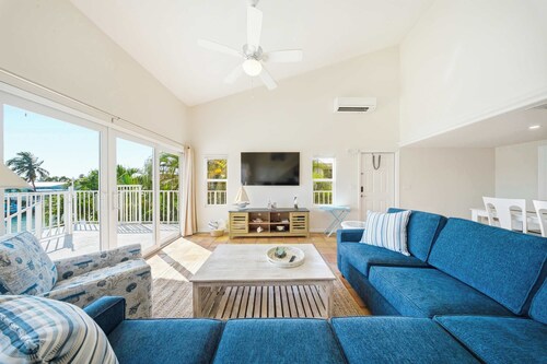 Sea Dreams on 9, 3 bedroom 3 bath 1/2 duplex, Private Pool in Key Colony Beach waterfront with 37 ft dockage and cabana club private membership, pool table and putting green.