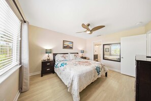 3 bedrooms, desk, iron/ironing board, WiFi - Sea Dreams on 9, 3 bedroom 3 bath 1/2 duplex, Private Pool in Key Colony Beach waterfront with 37 ft dockage and cabana club private membership, pool table and putting green. (Key Colony Beach)