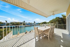 Outdoor dining - Sea Dreams on 9, 3 bedroom 3 bath 1/2 duplex, Private Pool in Key Colony Beach waterfront with 37 ft dockage and cabana club private membership, pool table and putting green. (Key Colony Beach)