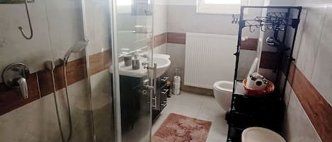 Douche, sĂšche-cheveux, serviettes fournies, savon