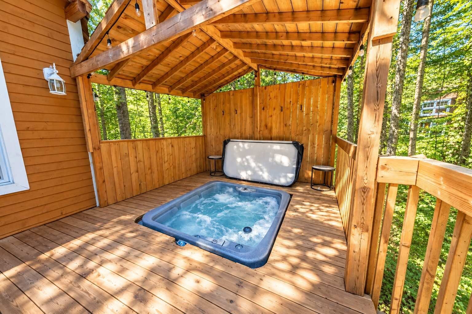 Eine Holzterrasse mit Whirlpool, Holengeländern und einem Fenster.