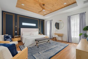 4 bedrooms, desk, iron/ironing board, travel cot - PCB house - 4 min from beach with putting green, pool, fire pit, and playground (Panama City Beach)