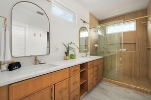 Shower, hair dryer, towels, soap - PCB house - 4 min from beach with putting green, pool, fire pit, and playground (Panama City Beach)