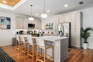 Fridge, microwave, oven, stovetop - PCB house - 4 min from beach with putting green, pool, fire pit, and playground (Panama City Beach)
