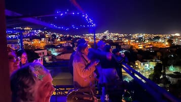 Apartamento conforto, sacada, vista para a cidade | Opções para refeição ao ar livre