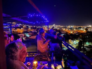 Appartement Confort, balcon, vue ville | Restauration extérieure