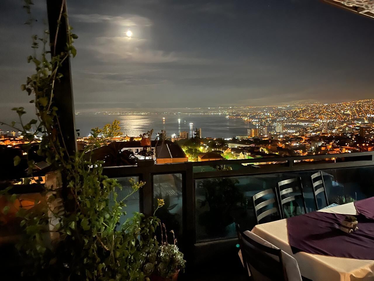 Apartamento conforto, sacada, vista para a cidade | Opções para refeição ao ar livre