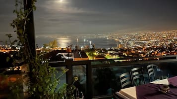 Apartamento conforto, sacada, vista para a cidade | Opções para refeição ao ar livre