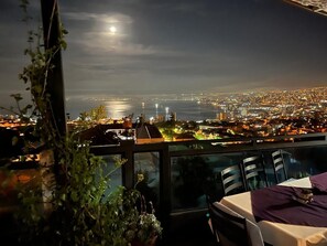 Apartamento conforto, sacada, vista para a cidade | Opções para refeição ao ar livre