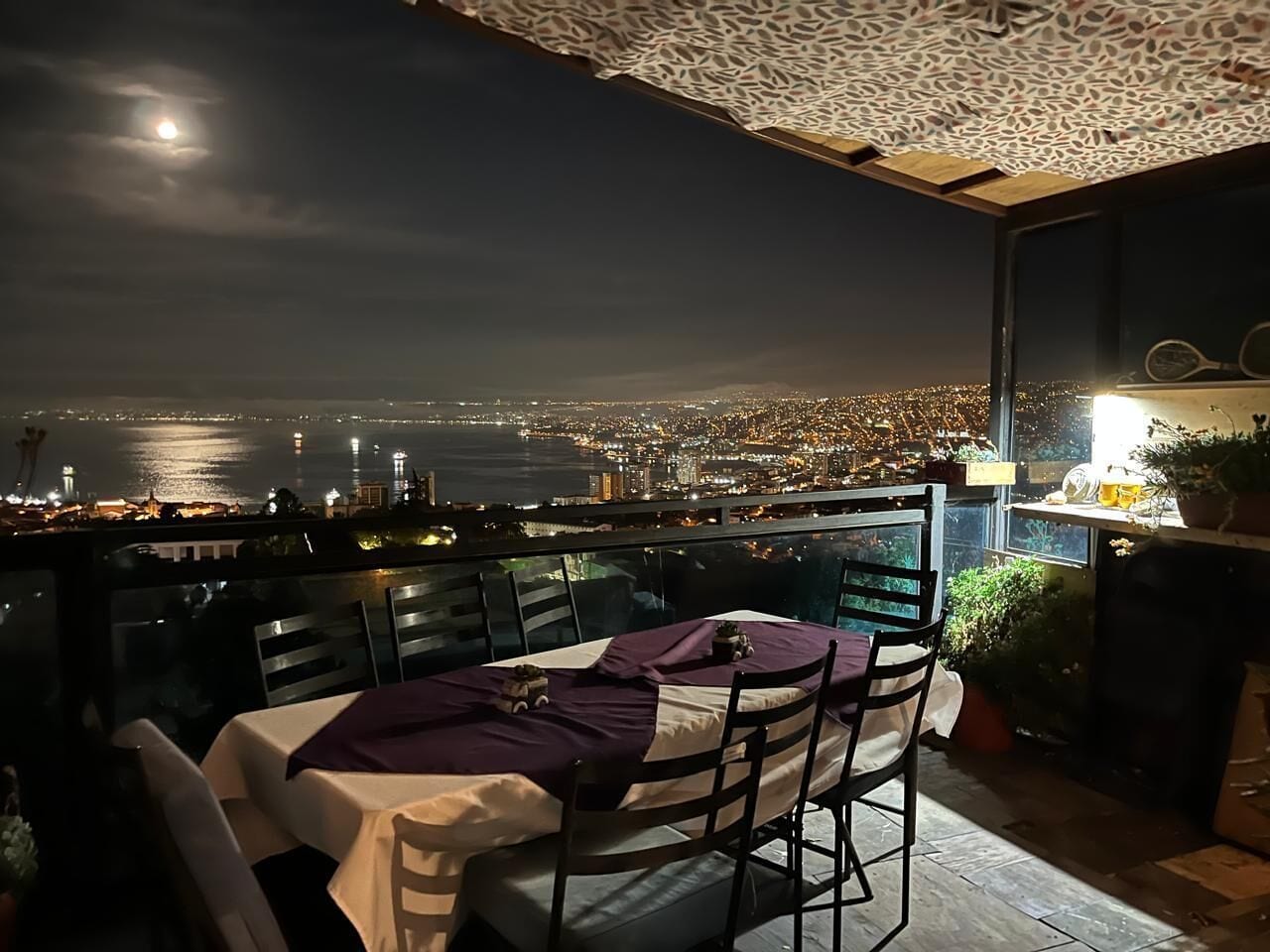 Appartamento Comfort, balcone, vista città | Ristorazione all'aperto