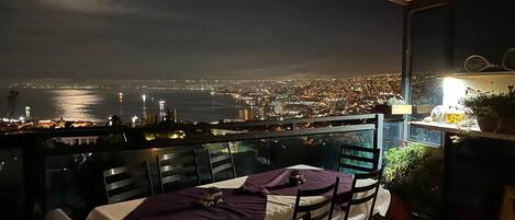 Appartement Confort, balcon, vue ville | Restauration extérieure