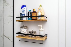 Sèche-cheveux, serviettes fournies, savon, papier toilette