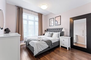 2 bedrooms, iron/ironing board, Internet, bed sheets - Stylish 2 Bedroom 2 Story Toronto Home w/Parking (Toronto)