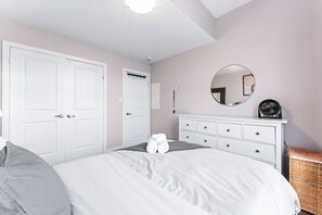 2 bedrooms, iron/ironing board, Internet, bed sheets - Stylish 2 Bedroom 2 Story Toronto Home w/Parking (Toronto)