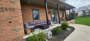 Terrace/patio - Berlin Hilltop Haven – Amish Country retreat with pickleball & family fun! (Millersburg)