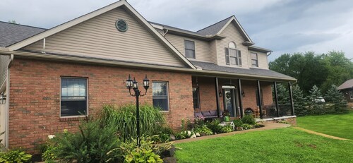 Berlin Hilltop Haven – Amish Country retreat with pickleball & family fun!