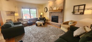 Smart TV, fireplace, video games, DVD player - Berlin Hilltop Haven – Amish Country retreat with pickleball & family fun! (Millersburg)