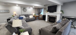 Smart-TV, Kamin, Videospiele, DVD-Player