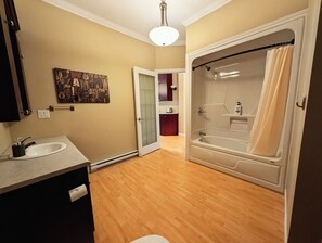 Haartrockner, Handtücher, Seife, Toilettenpapier