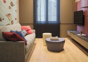 Een smart-tv en boeken