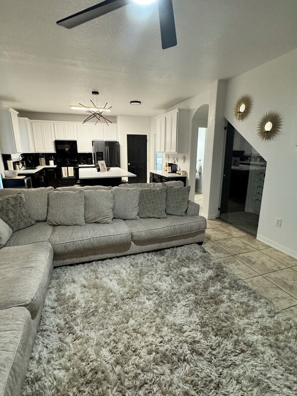 Living area - Tranquil 3-bedroom home away from home in San Antonio (San Antonio)