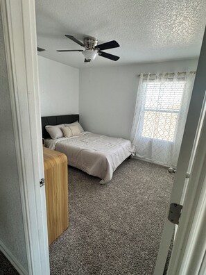 Room - Tranquil 3-bedroom home away from home in San Antonio (San Antonio)