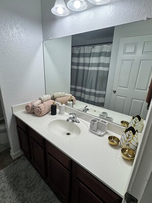 Bathroom - Tranquil 3-bedroom home away from home in San Antonio (San Antonio)