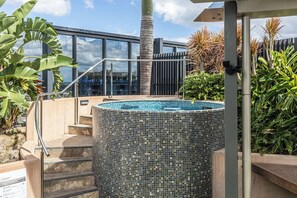 Outdoor spa tub - 31F Premium 3BR Skyline River Views Brisbane One (South Brisbane)
