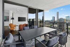 Interior - 31F Premium 3BR Skyline River Views Brisbane One (South Brisbane)