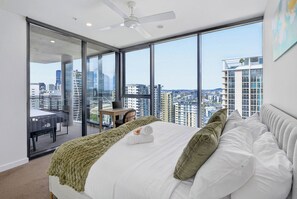3 bedrooms, iron/ironing board, free WiFi, bed sheets - 31F Premium 3BR Skyline River Views Brisbane One (South Brisbane)