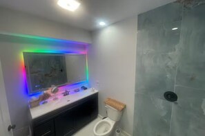 Douche, bidet, serviettes fournies, savon