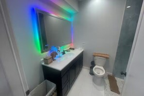 Douche, bidet, serviettes fournies, savon