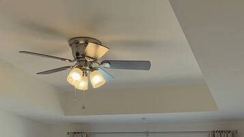 3 habitaciones, escritorio, tabla de planchar con plancha y wifi