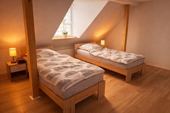 Room - Exclusive house for sole use - 3 bedrooms, WiFi & Netflix (Neumünster)