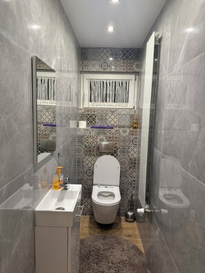 Bathroom - Exclusive house for sole use - 3 bedrooms, WiFi & Netflix (Neumünster)