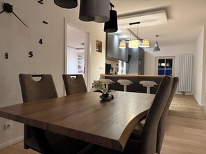 Dining - Exclusive house for sole use - 3 bedrooms, WiFi & Netflix (Neumünster)