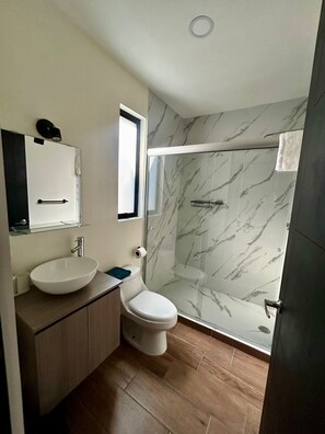 Shower, towels, soap, shampoo - Comfortable 3-bedroom and 2-bathroom apartment (Ciudad de México)