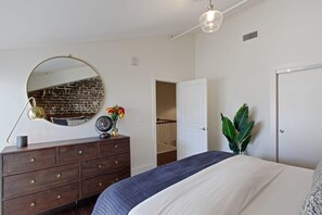 4 bedrooms, desk, iron/ironing board, free WiFi - Spacious 4BR Condo | Heart of Downtown Savannah (Savannah)