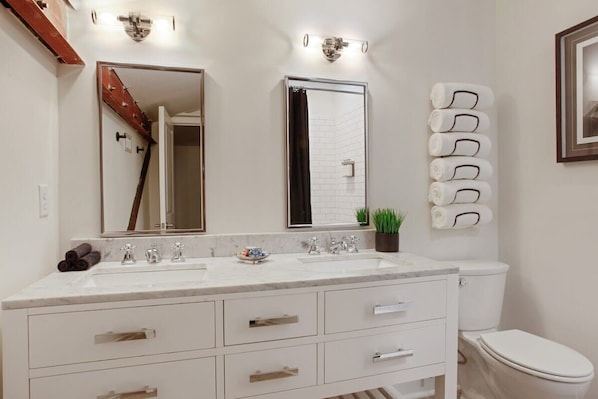 Shower, hair dryer, towels, shampoo - Spacious 4BR Condo | Heart of Downtown Savannah (Savannah)